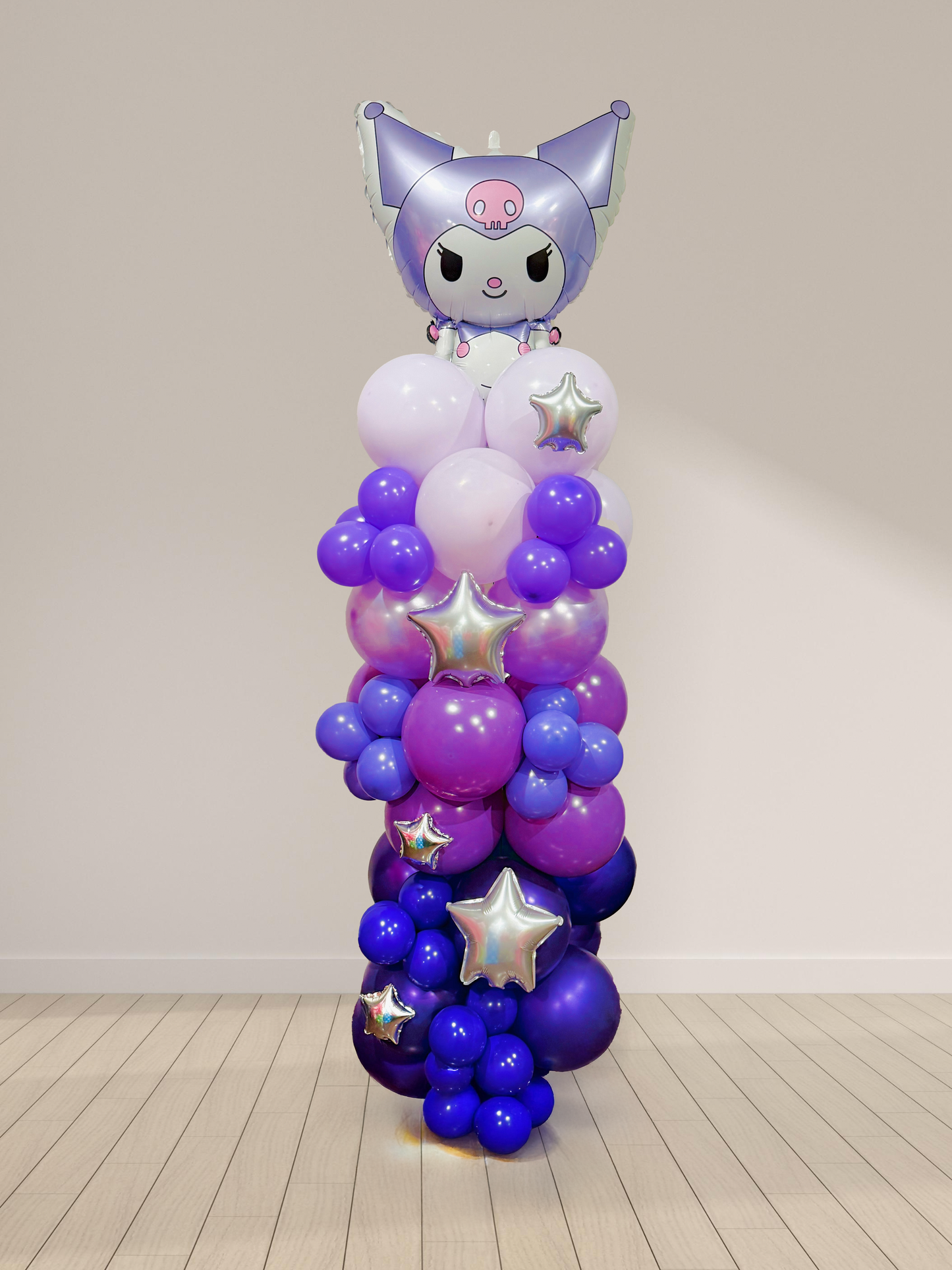 Balloon column with a character head and stars on a plain background