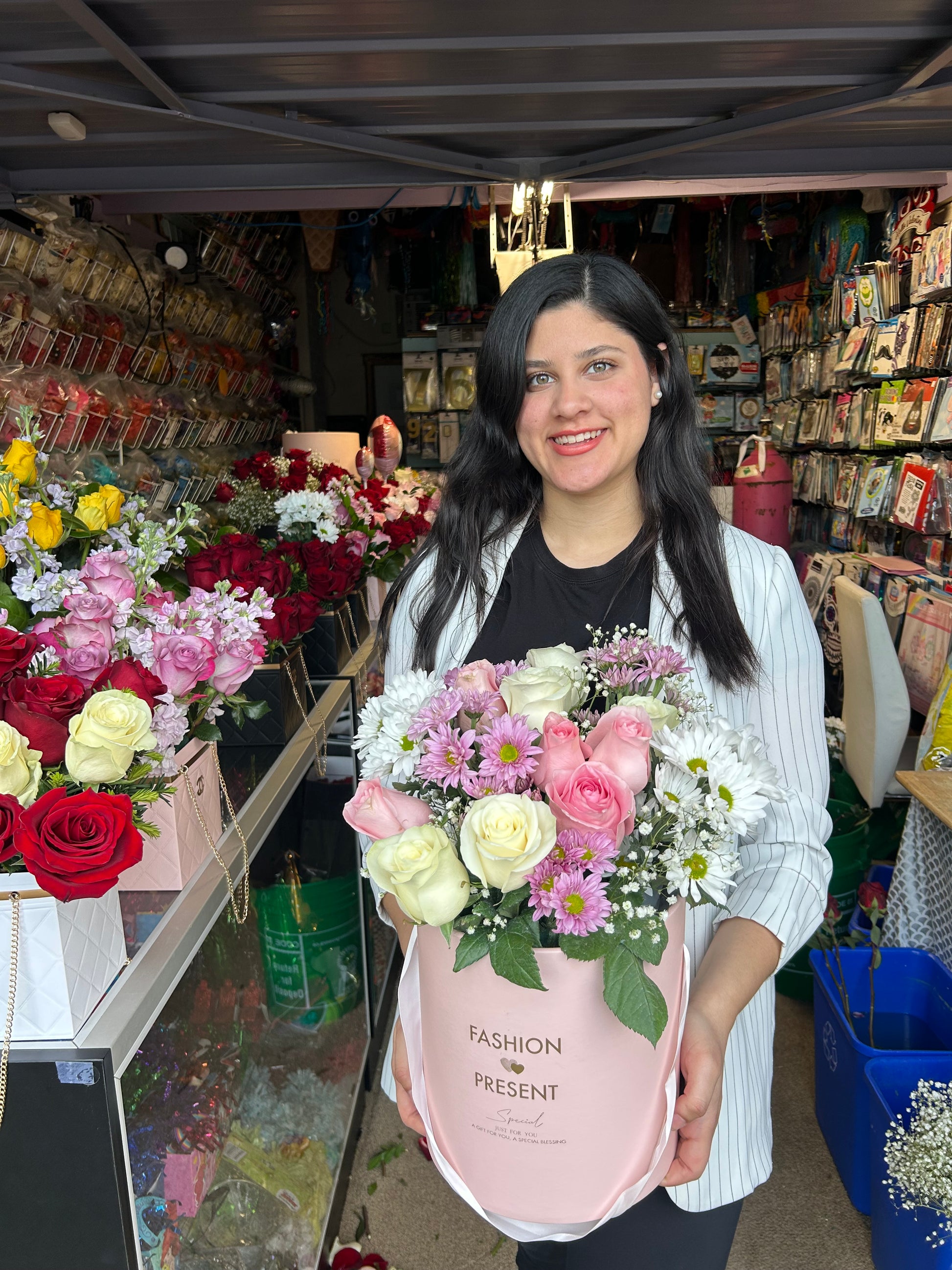 Elegant floral gift box with fresh flowers, perfect for gifting.