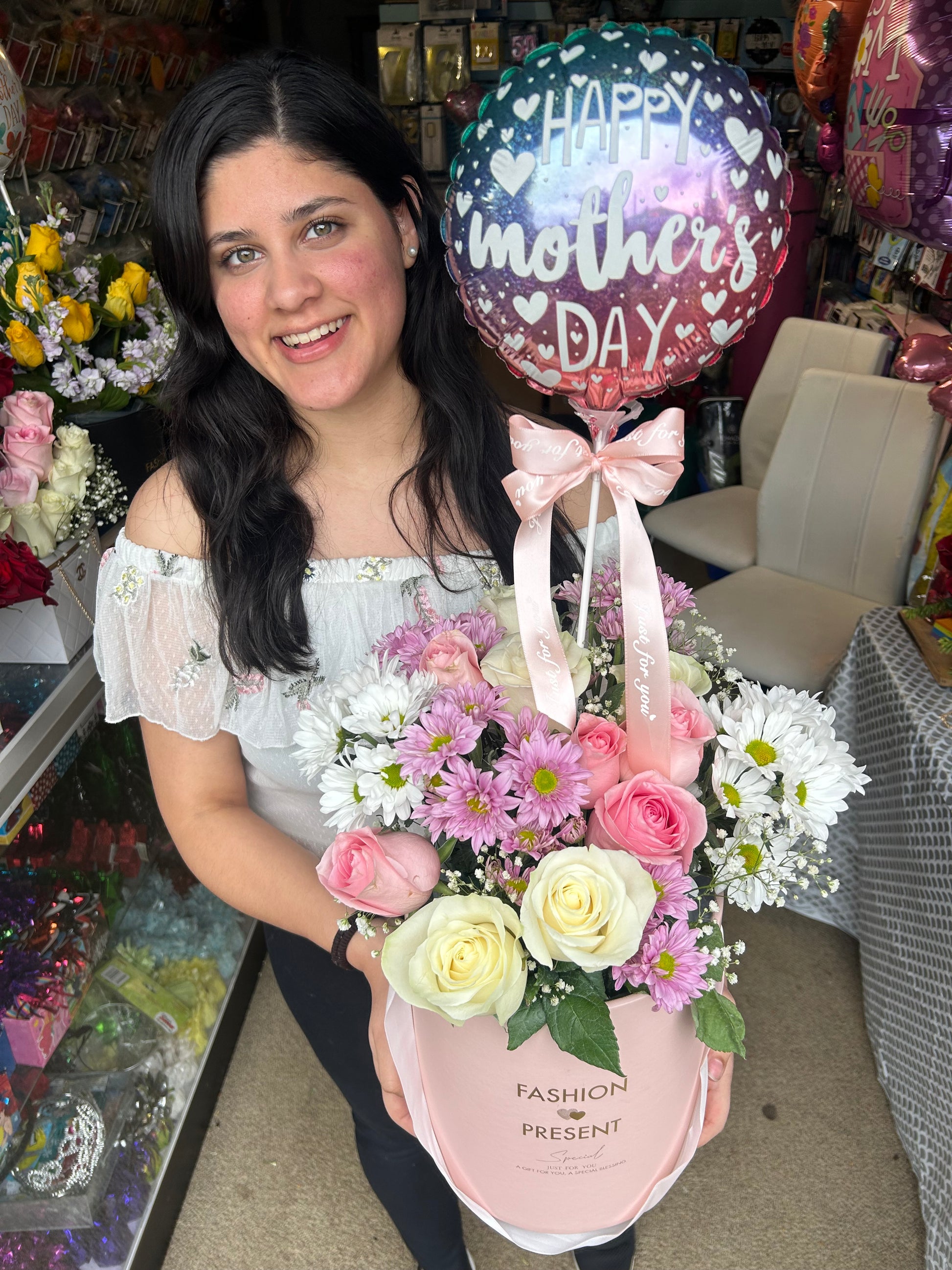 Elegant floral gift box with fresh flowers, perfect for gifting.