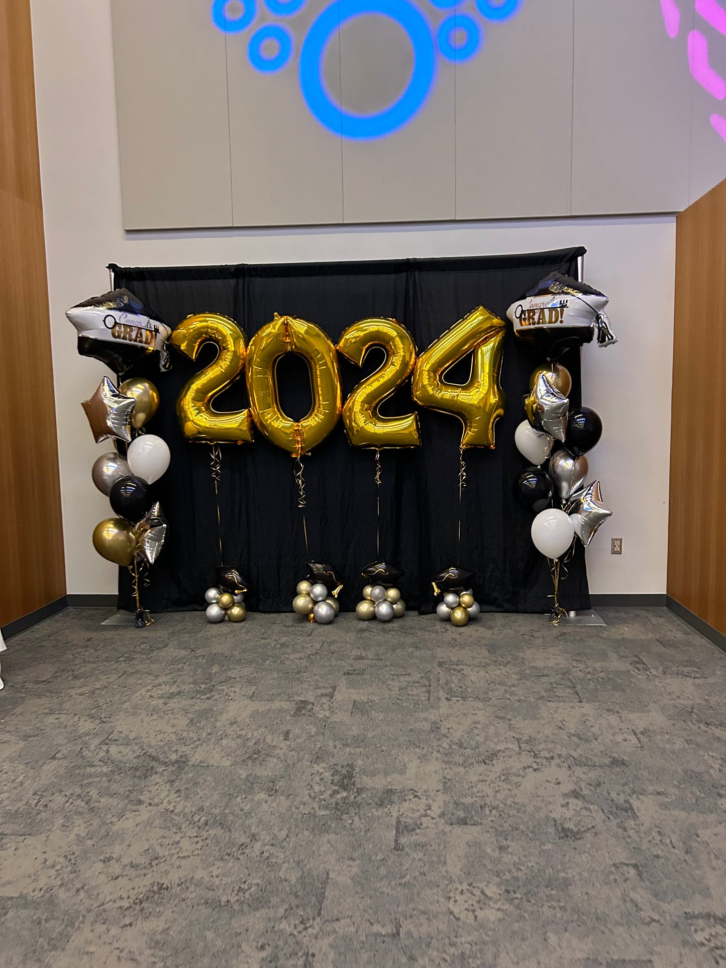 Graduation Balloon Numbers 2026 with helium-filled balloons and grad cap bouquets in Toronto