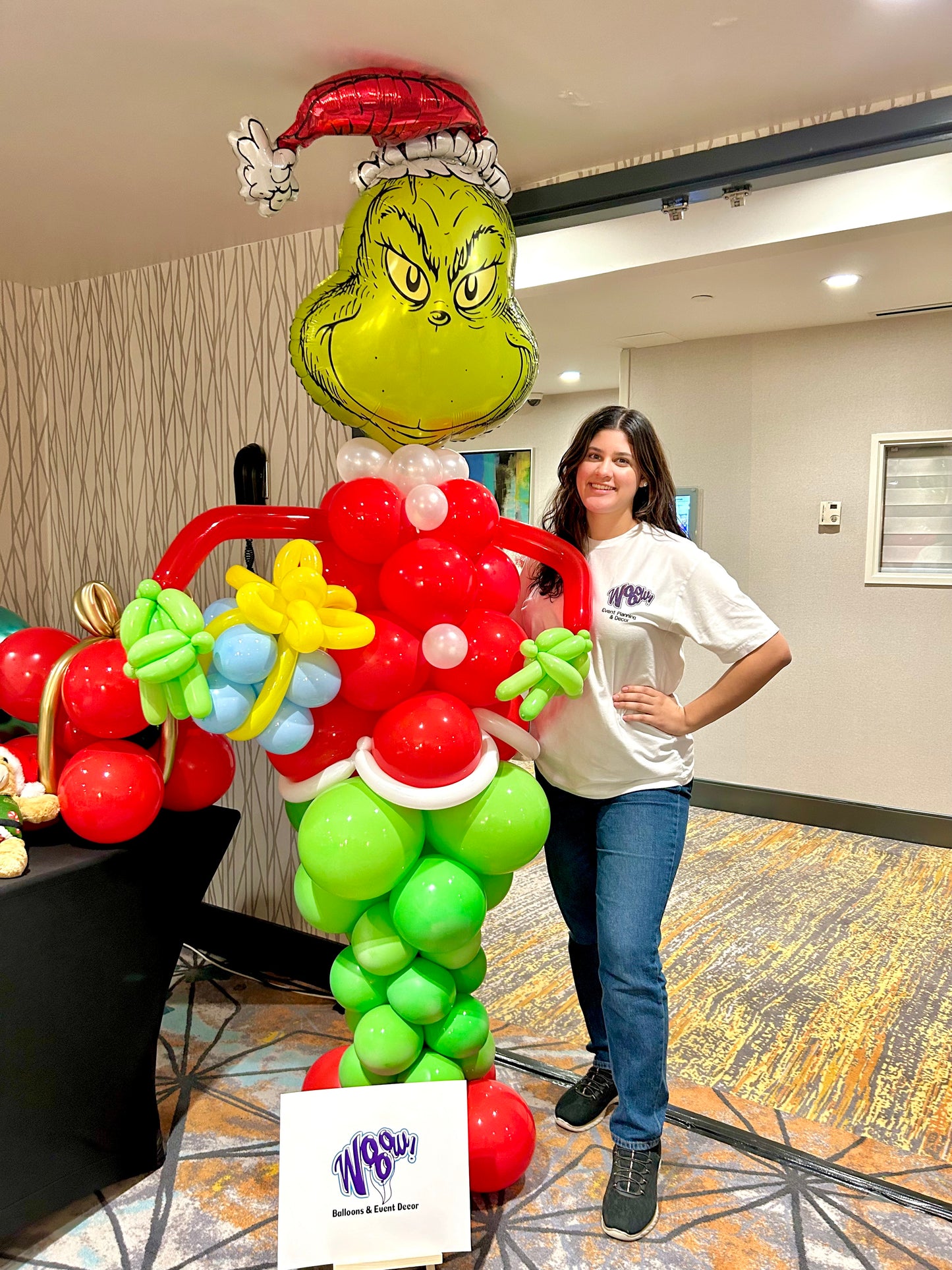 Grinch Balloon Sculpture – 6ft Tall Freestanding Holiday Decoration