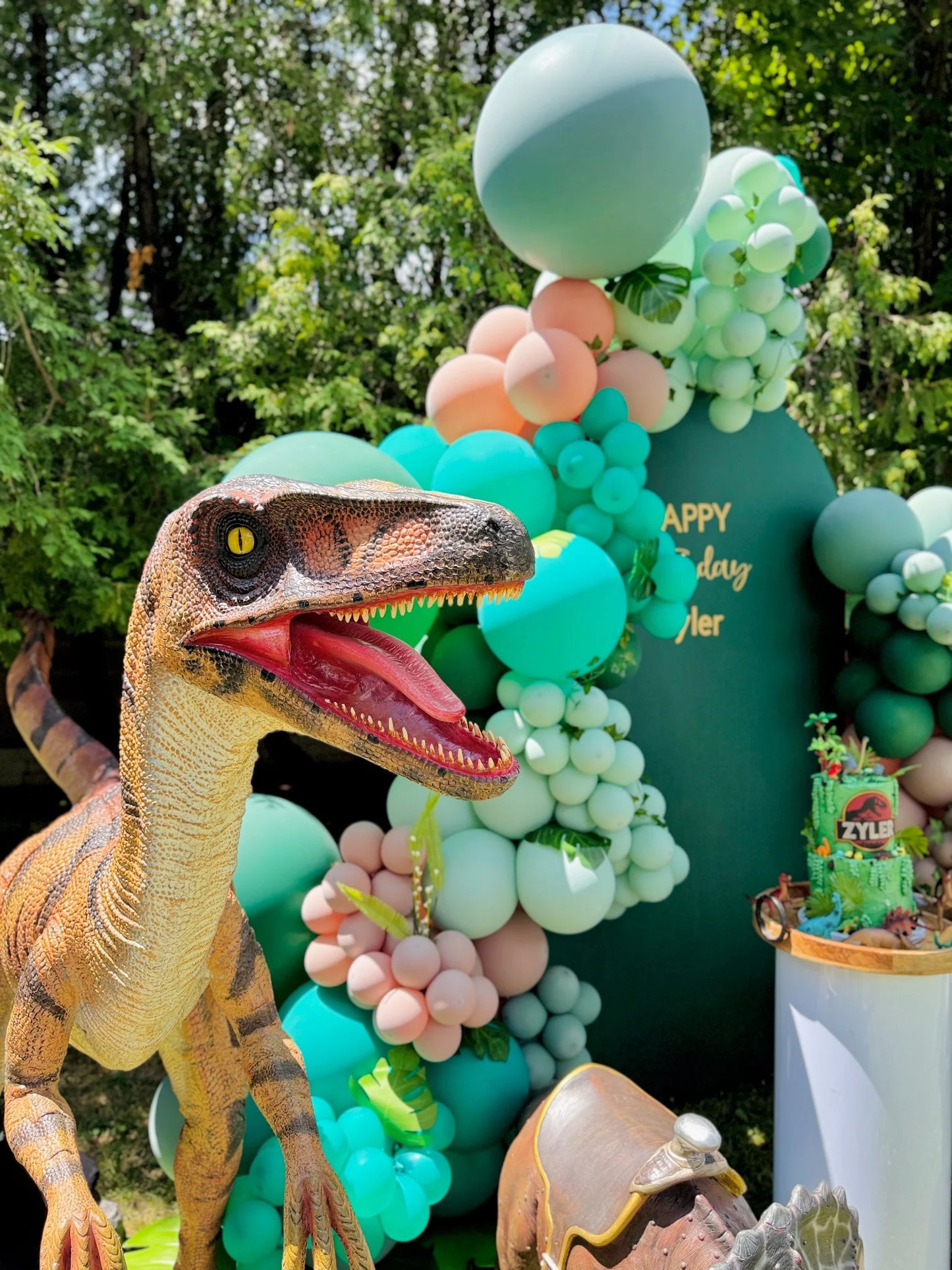 Realistic dinosaur props with jungle balloon garland – Toronto balloon decor