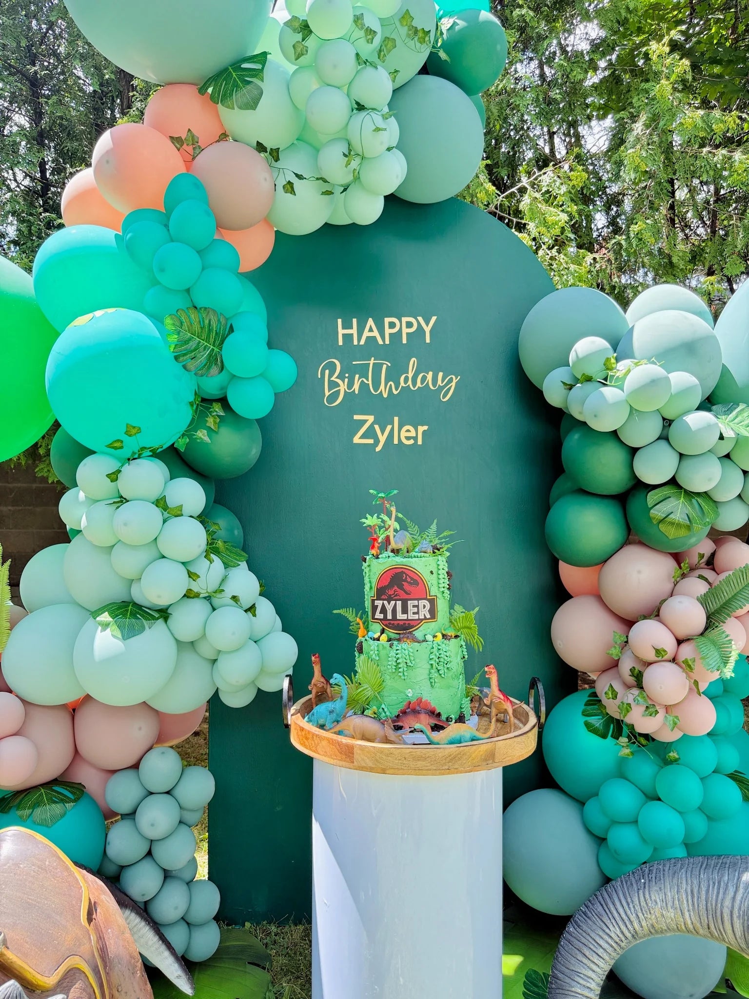 Dinosaur birthday decoration with balloon garland and name backdrop – Wooow Balloons