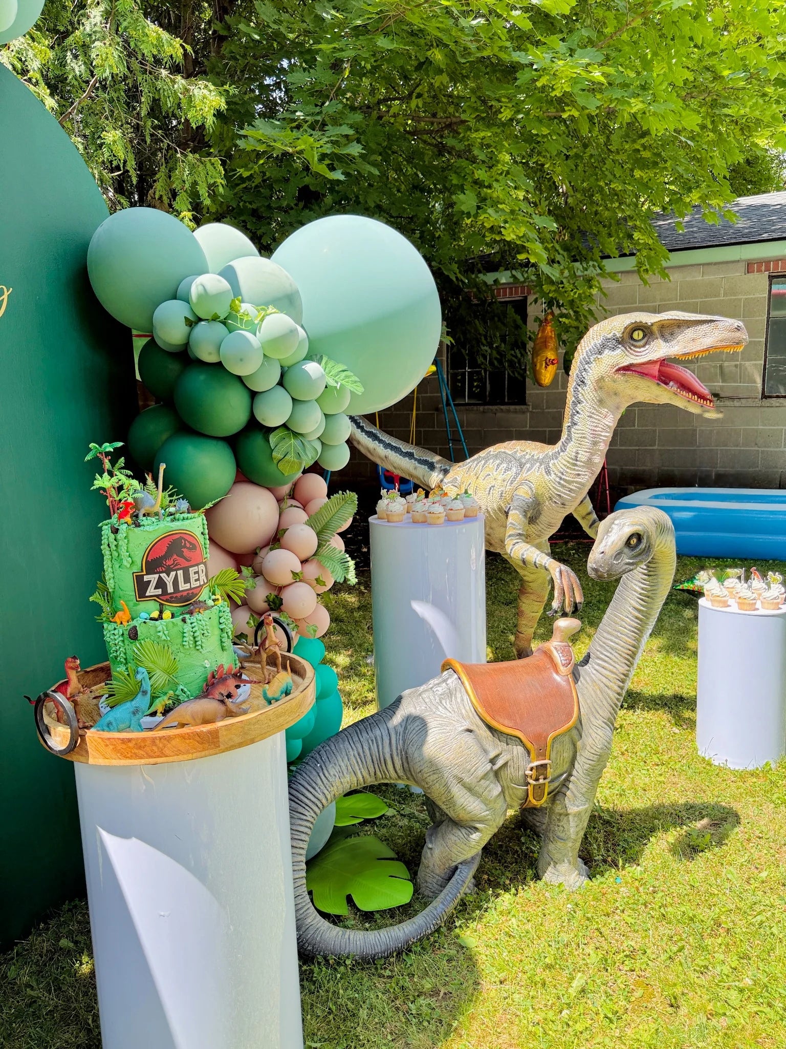Dinosaur statues and themed cupcakes – Jurassic balloon setup in Toronto