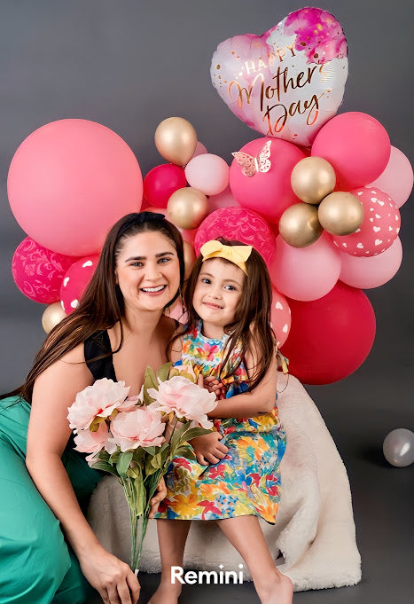 Personalized Mother's Day balloon gifts and decorations in Toronto, including teddy bears and desserts.