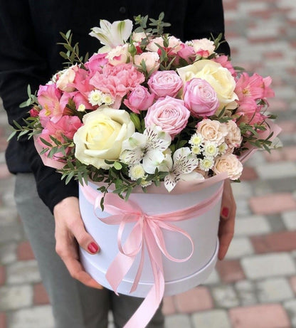 Elegant floral gift box with fresh flowers, perfect for gifting.