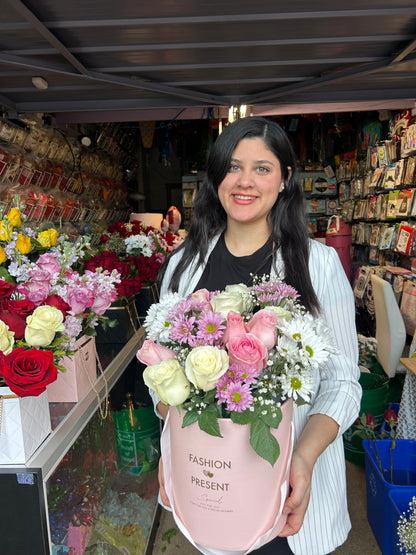 Elegant floral gift box with fresh flowers, perfect for gifting.