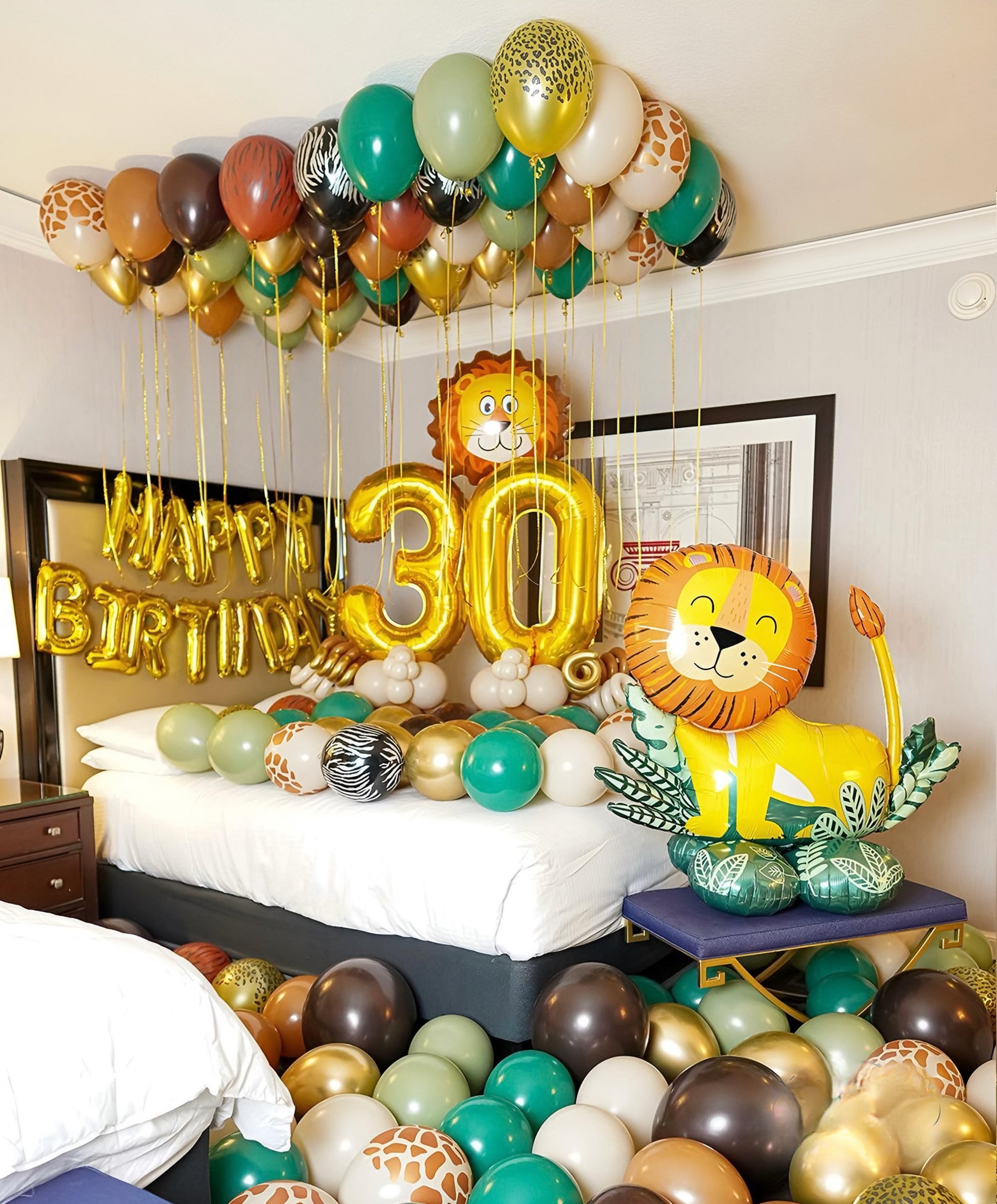 Safari Birthday Decor – Jungle-themed balloon arrangement with Happy Birthday banner, number stands, and Air Walker balloon