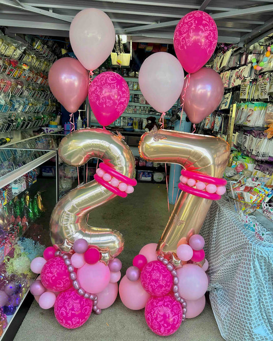 Balloon number stand with helium balloons Toronto – pink and gold birthday balloon decoration by Wooow Balloons