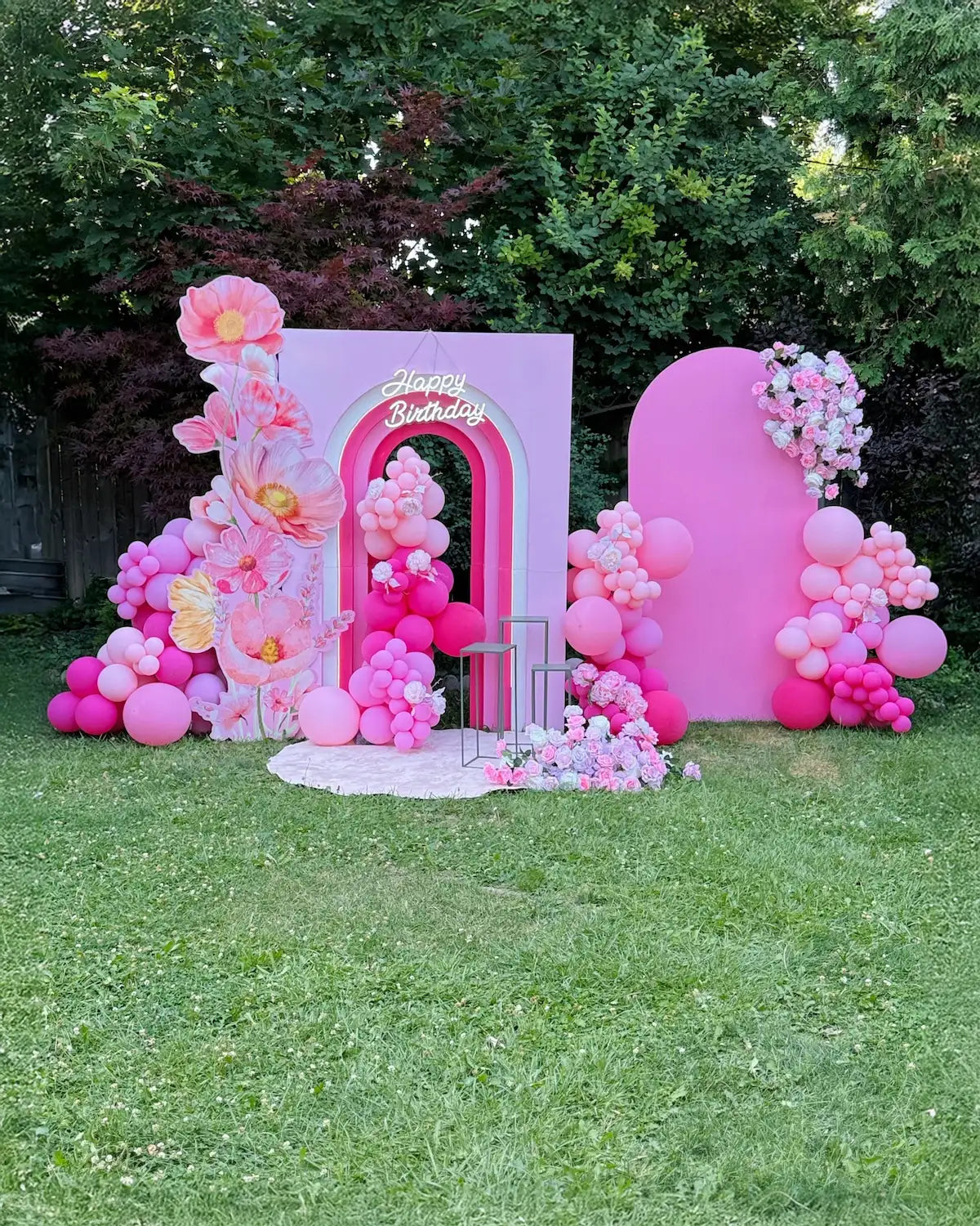 Pink birthday balloon decor in Toronto with floral backdrops, organic balloon garlands and a Happy Birthday photo area by Wooow Balloons.