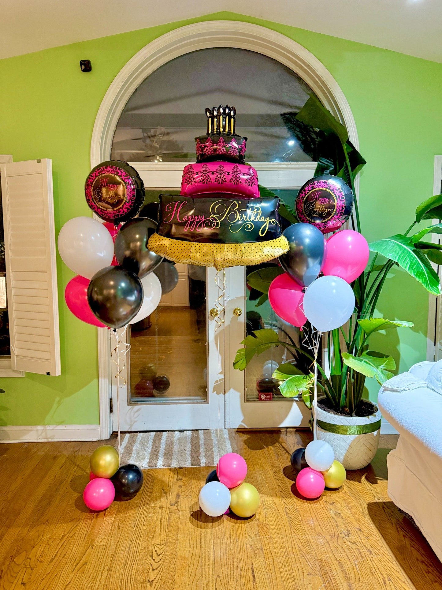 Elegant pink and black birthday balloon display Toronto – Luxury birthday balloon setup with cake-shaped foil balloon by Wooow Balloons Toronto