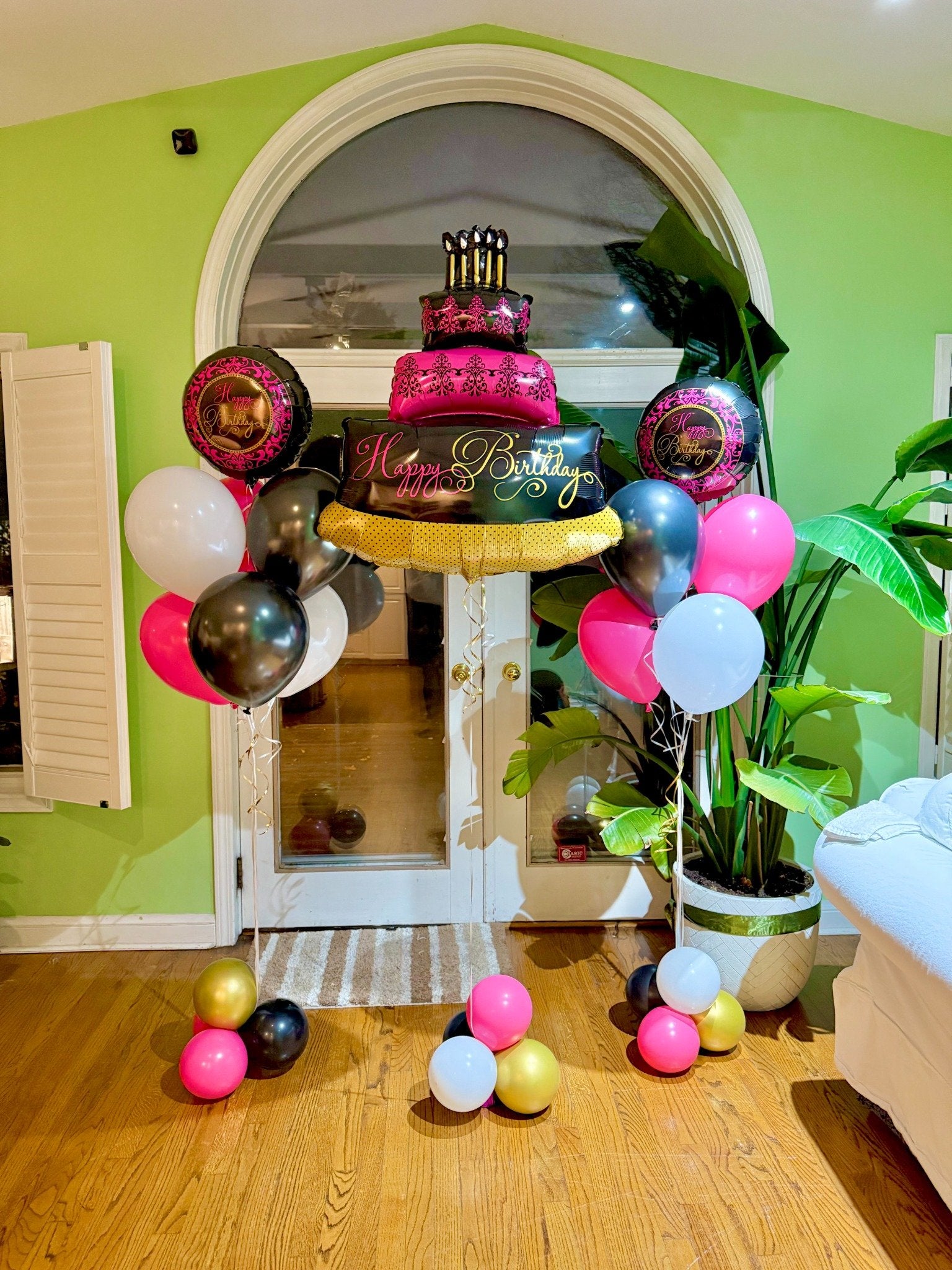 Elegant pink and black birthday balloon display Toronto – Luxury birthday balloon setup with cake-shaped foil balloon by Wooow Balloons Toronto