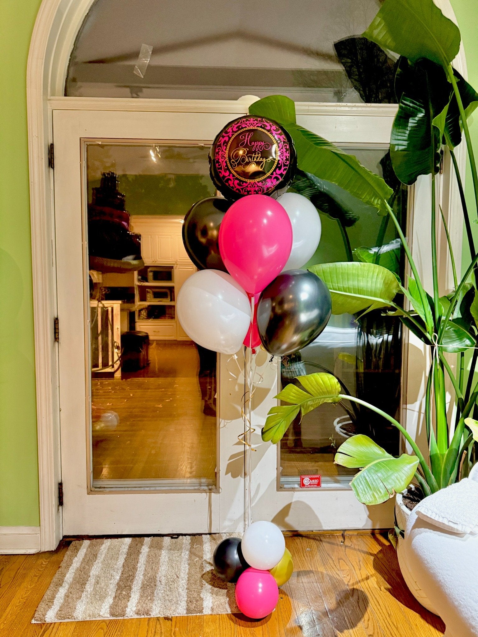 Happy Birthday balloon bouquet Toronto – Black, gold, and pink helium balloon arrangement for stylish birthday celebrations by Wooow Balloons Toronto