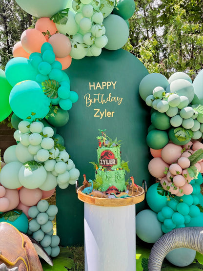 Close-up of jungle balloon arch with personalized birthday sign – Wooow Balloons Toronto