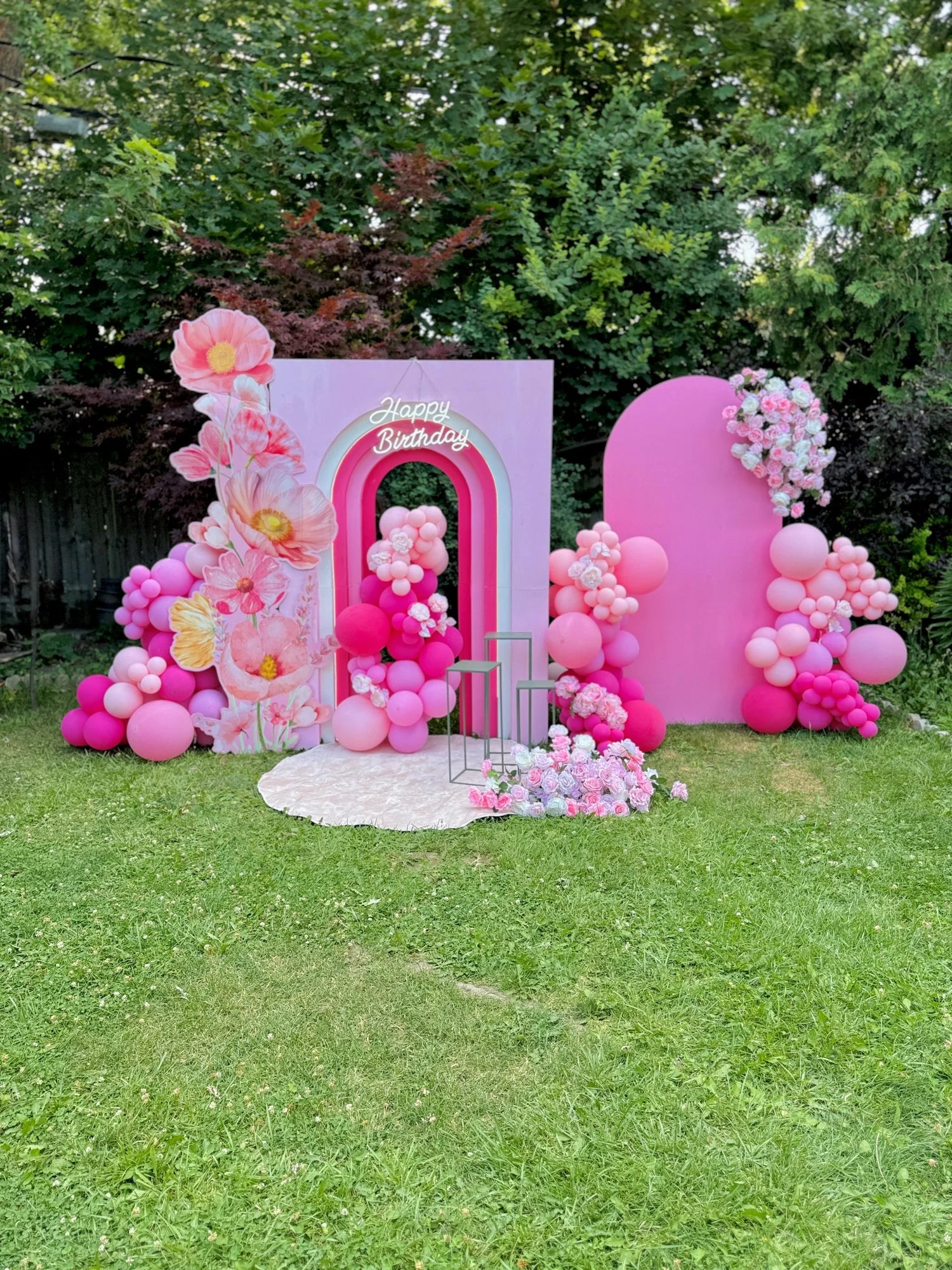 Pink floral balloon backdrop with Happy Birthday sign – Toronto balloon decor by Wooow Balloons.