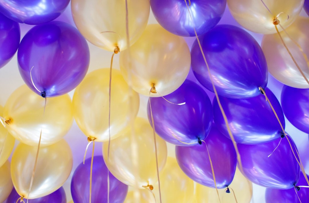 Purple and gold helium ceiling balloons Toronto – Luxury event balloon decoration for parties and celebrations by Wooow Balloons Toronto.