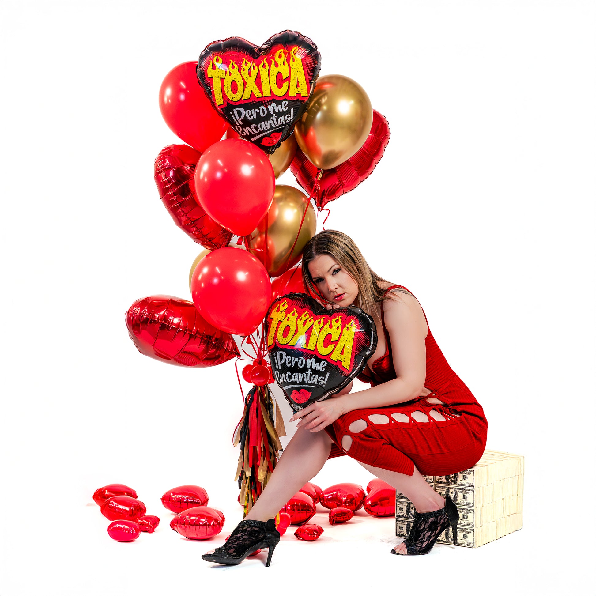 Toxica Pero Me Encantas Valentine balloon bouquet Toronto with red open-heart foil balloon, red hearts, gold balloons, and tassel weight.